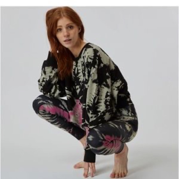 NWOT Noli Yoga Cropped crewneck long sleeve pink & black tie dye sweatshirt M - Picture 1 of 3